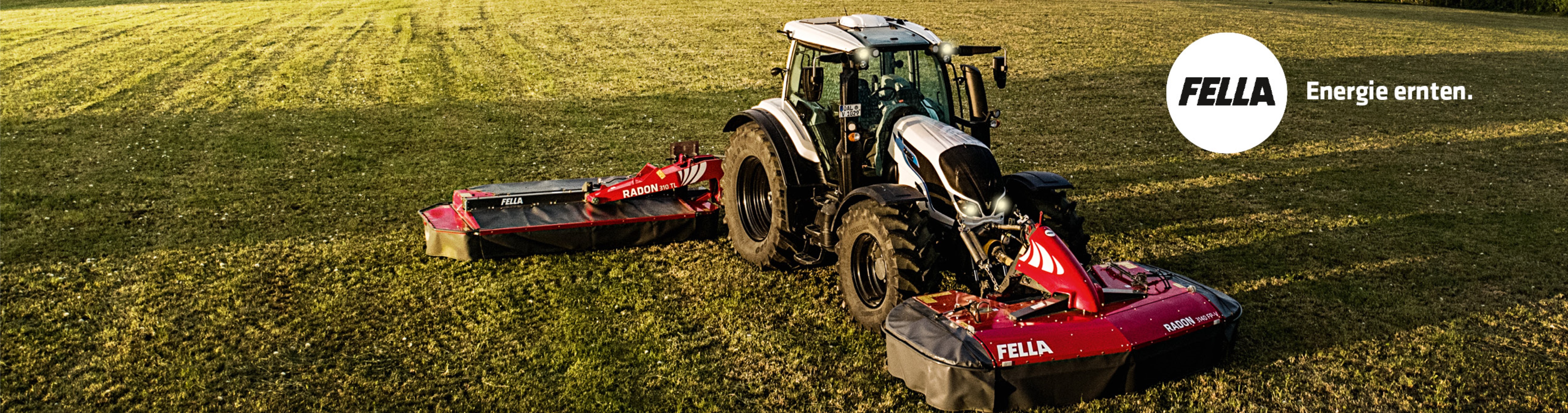 weißer Valtra Traktor mit Fella Frontmähwerk und Kreisler im Einsatz