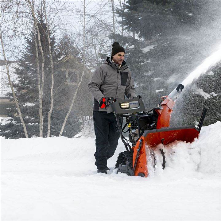 Husqvarna Schneefräse im Einsatz